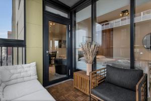 un salon avec un canapé et une chambre dans l'établissement Luxurious Oceanfront - NEW Listing!, à Reykjavik