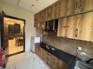 Nhà bếp/bếp nhỏ tại Cozy 3BDR Kitchen Lounges DHA phase 9 Lahore +21 ảnh