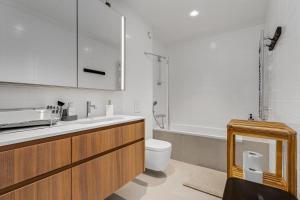 une salle de bain avec un lavabo, des toilettes et une baignoire dans l'établissement Luxurious Oceanfront - NEW Listing!, à Reykjavik 42 autres photos