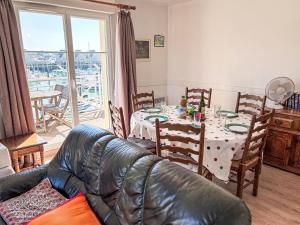 Ruang duduk di Apartment Le Manoir-2 by Interhome