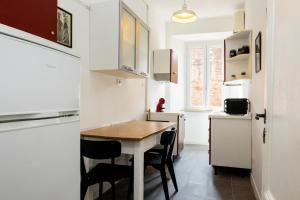 una piccola cucina con tavolo e sedie in legno di Fernando’s Apartment a Roma