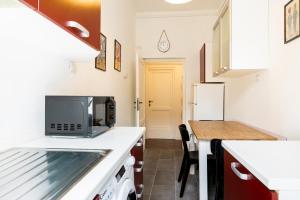 una cucina con piano di lavoro e forno a microonde di Fernando’s Apartment a Roma Altre 13 foto