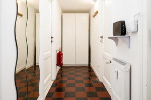 un corridoio con una porta e un idrante rosso di Fernando’s Apartment a Roma