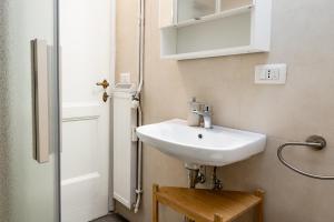 bagno con lavandino bianco e porta di Fernando’s Apartment a Roma