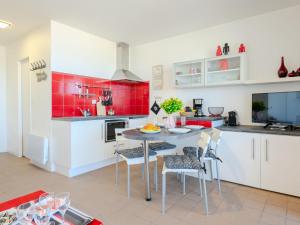 Kuchyň nebo kuchyňský kout v ubytování Studio Horizon-1 by Interhome
