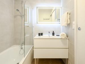 Koupelna v ubytování Studio Horizon-1 by Interhome