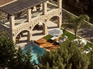 Bazén v ubytování Casa Di Pietra, a Private Retreat with Heated Pool, By ThinkVilla nebo v jeho okolí