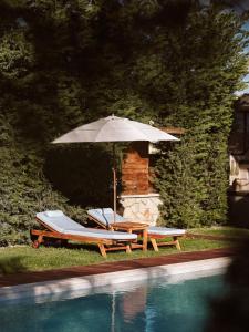 Bazén v ubytování Casa Di Pietra, a Private Retreat with Heated Pool, By ThinkVilla nebo v jeho okolí + 37 fotografií