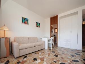 Χώρος καθιστικού στο Studio Belmonte-4 by Interhome