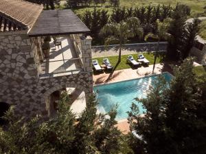 Bazén v ubytování Casa Di Pietra, a Private Retreat with Heated Pool, By ThinkVilla nebo v jeho okolí