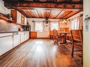 Kuchyň nebo kuchyňský kout v ubytování Holiday Home Oberhaslach by Interhome