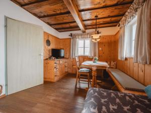 TV a/nebo společenská místnost v ubytování Holiday Home Oberhaslach by Interhome