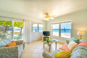 Μια τηλεόραση ή/και κέντρο ψυχαγωγίας στο Seagull Condominiums Unit # 1