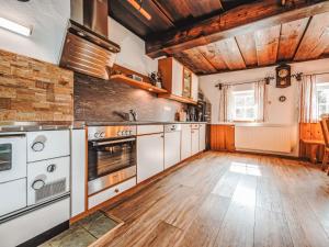 Kuchyň nebo kuchyňský kout v ubytování Holiday Home Oberhaslach by Interhome
