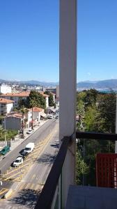d'un balcon offrant une vue sur une rue de la ville. dans l'établissement Nice Promenade des Anglais, à Nice