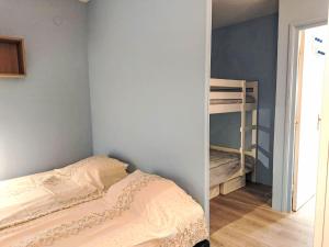 - une chambre avec un lit et des lits superposés dans l'établissement Apartment Les Cascadelles-10 by Interhome, à La Foux 14 autres photos