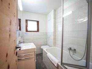 Koupelna v ubytování Apartment Chesa Mulin by Interhome