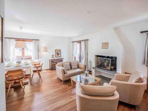 Posezení v ubytování Apartment Chesa Mulin by Interhome