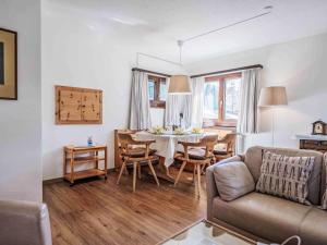 Posezení v ubytování Apartment Chesa Mulin by Interhome + 18 fotografií