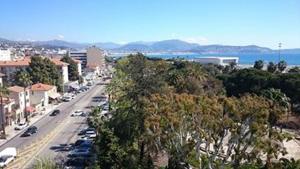 - une vue sur une ville avec des voitures garées dans une rue dans l'établissement Nice Promenade des Anglais, à Nice
