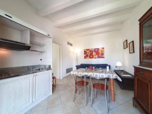 Kuchyňa alebo kuchynka v ubytovaní Apartment La Rosa-2 by Interhome