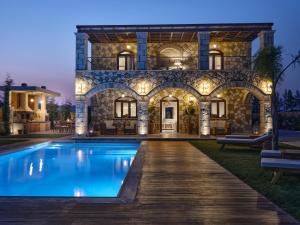 Bazén v ubytování Casa Di Pietra, a Private Retreat with Heated Pool, By ThinkVilla nebo v jeho okolí