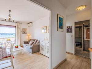 Posezení v ubytování Apartment Les Pins Dorés-2 by Interhome + 19 fotografií