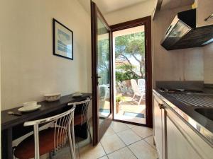 Η κουζίνα ή μικρή κουζίνα στο Studio La Rosa-5 by Interhome