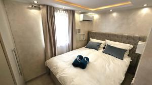 una cama con dos pares de zapatos sentados en ella en Casa Bonita, en Marbella