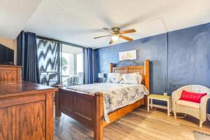 a bedroom with a bed and a ceiling fan at Gulf-View Condo with Beach Access and Patio in Hudson in Hudson +21 photos