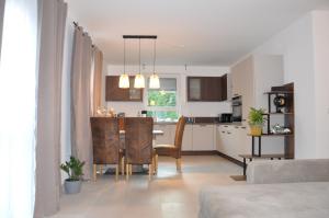 a kitchen and dining room with a table and chairs at Modernes Apartment in B'heim 1 OG WG3 in Bischofsheim