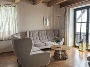 ein Wohnzimmer mit Sofa und Tisch in der Unterkunft Holiday Home Holiday Hill 61 by Interhome in Lauterwasser