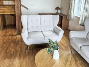 ein Wohnzimmer mit Sofa und Tisch in der Unterkunft Holiday Home Holiday Hill 61 by Interhome in Lauterwasser + 41 Fotos