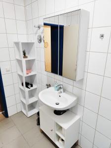 ゼープニッツにあるF1B - Urlaubsmagie - Helle Wohnung mit Sauna und Poolの洗面台と鏡のある白いバスルーム