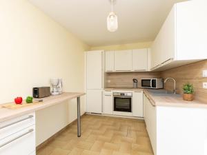 Kuchyň nebo kuchyňský kout v ubytování Holiday Home La Grève by Interhome