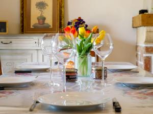 einen Tisch mit Weingläsern und eine Vase Blumen in der Unterkunft Holiday Home Le Predaire by Interhome in Pornic + 21 Fotos