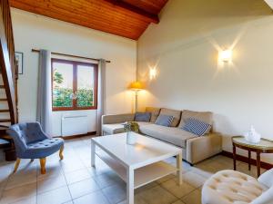 ein Wohnzimmer mit Sofa und Tisch in der Unterkunft Holiday Home Le Predaire by Interhome in Pornic