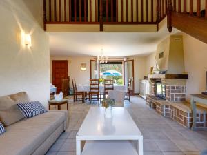 ein Wohnzimmer mit Sofa und Tisch in der Unterkunft Holiday Home Le Predaire by Interhome in Pornic