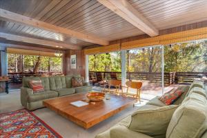 Una sala de estar con un sofá y una mesa de café. en River's Edge w/ BBQ, Wifi, Firepit!, en North Wawona