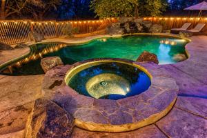 Log Cabin w/ pool, spa, game room, sleeps 20 tesisinde veya buraya yakın yüzme havuzu +37 fotoğraf