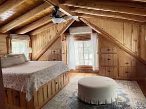 Log Cabin w/ pool, spa, game room, sleeps 20 tesisinde bir odada yatak veya yataklar