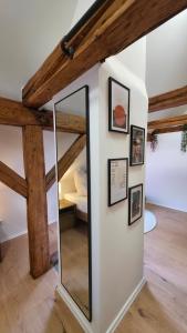 Postel nebo postele na pokoji v ubytování YFB Altstadttraum zwischen 4 Kirchen