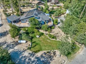 una vista aérea de una casa con una casa azul en Yosemite Creekside Retreat with spa/games/EV Charger and more, en Yosemite Forks