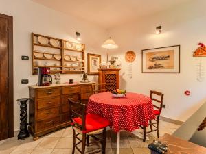 Una cocina con una mesa con un mantel rojo encima. en Apartment Alla Fontana by Interhome, en Domaso