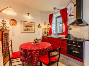 cocina con mesa y mantel rojo en Apartment Alla Fontana by Interhome, en Domaso