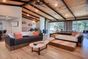 una sala de estar con un sofá y una mesa en Doe Cabin Hot Tub/Playground/Game Room and more!, en Yosemite Forks
