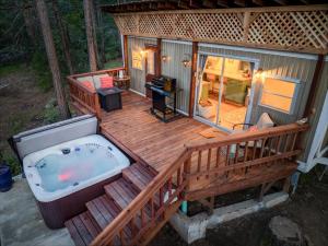 una gran terraza con bañera de hidromasaje en una casa en Tiny home with spa/firepit/and more, en Yosemite Forks