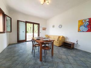 Χώρος καθιστικού στο Apartment La Rosa-4 by Interhome