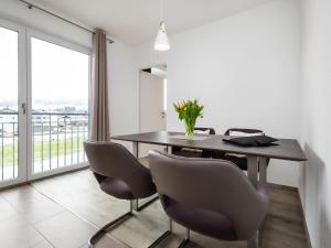 une salle à manger avec une table et des chaises et une grande fenêtre dans l'établissement Apartment Bergblick by Interhome, à Altenmarkt im Pongau