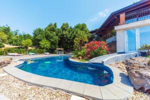 une piscine dans une cour à côté d'une maison dans l'établissement Sicilia Experience - Villa MeCla, à Trecastagni